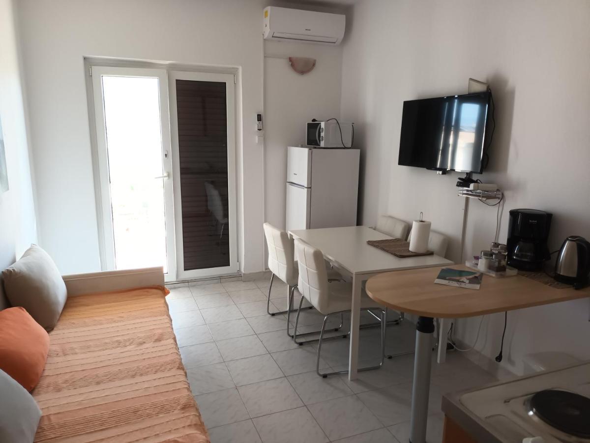 Apartments Verica Паг Екстериор снимка