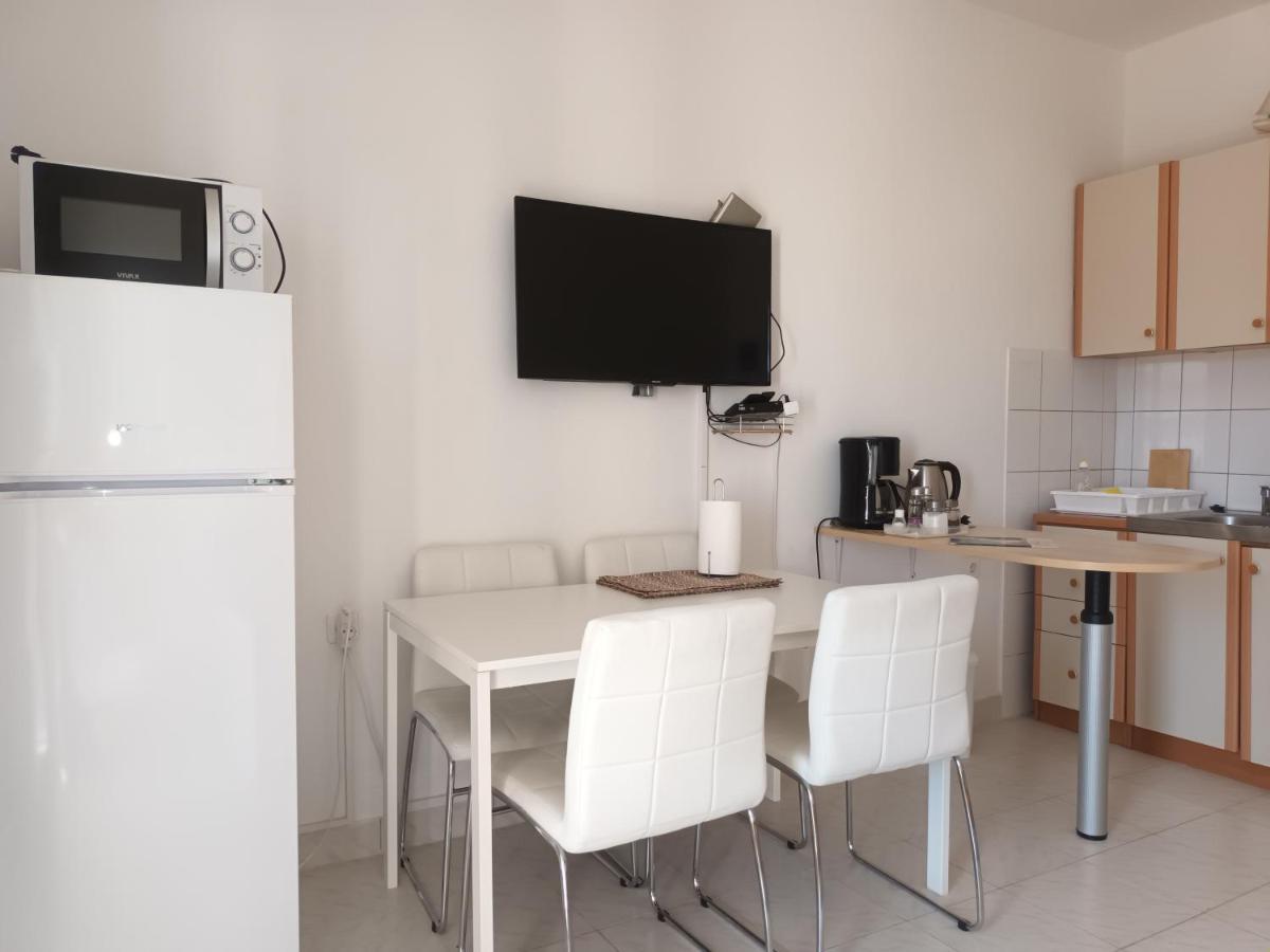 Apartments Verica Паг Екстериор снимка
