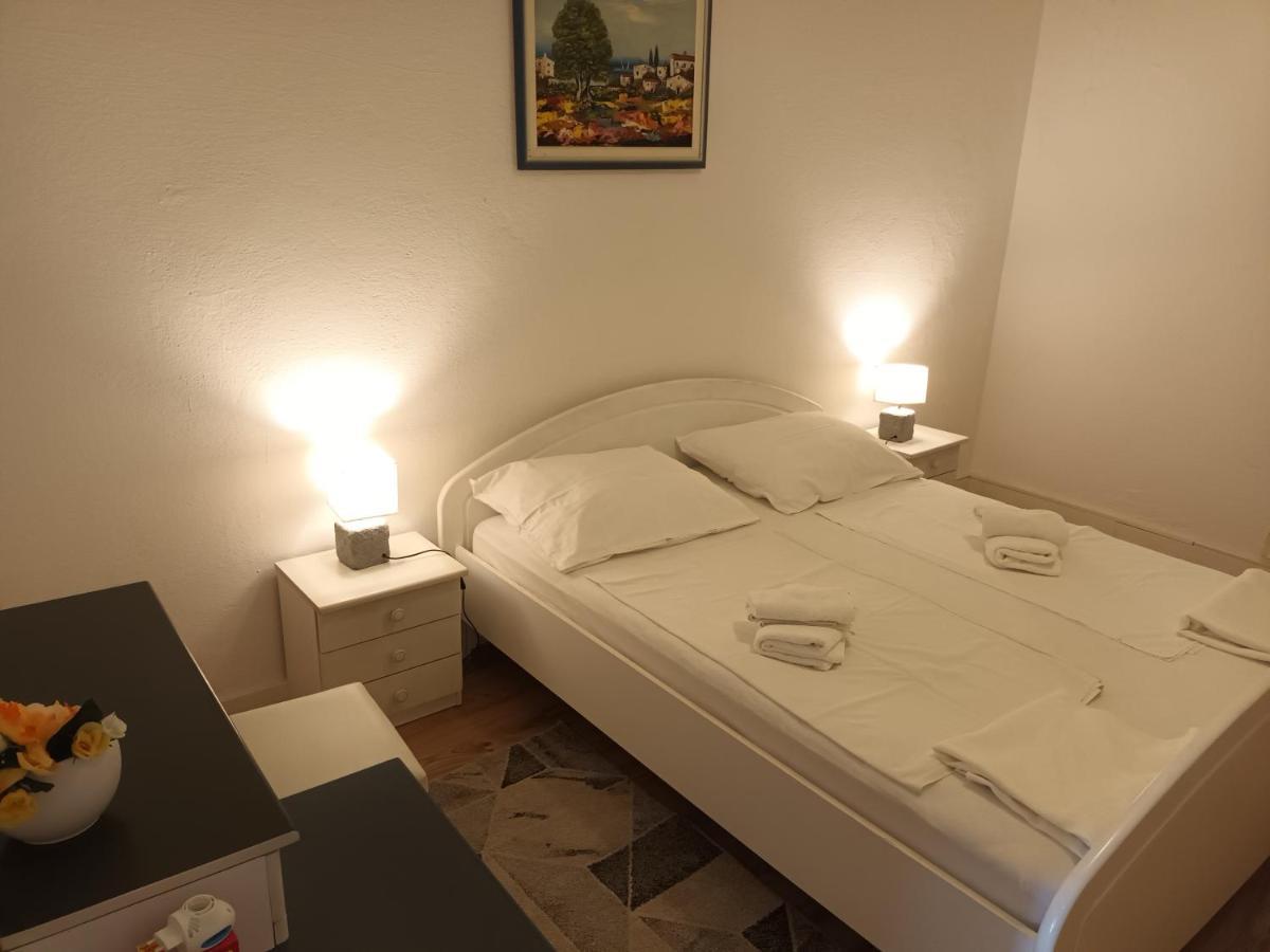 Apartments Verica Паг Екстериор снимка